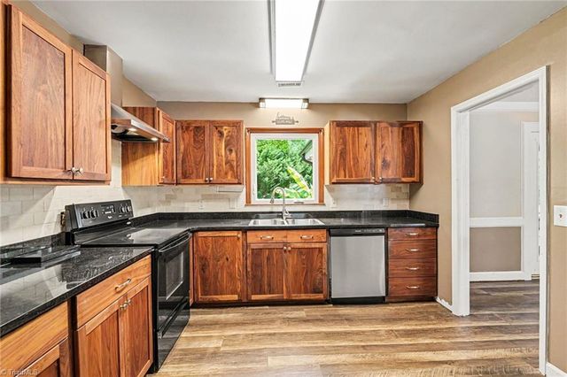916 Spring Hill Court, Kernersville, NC 27284