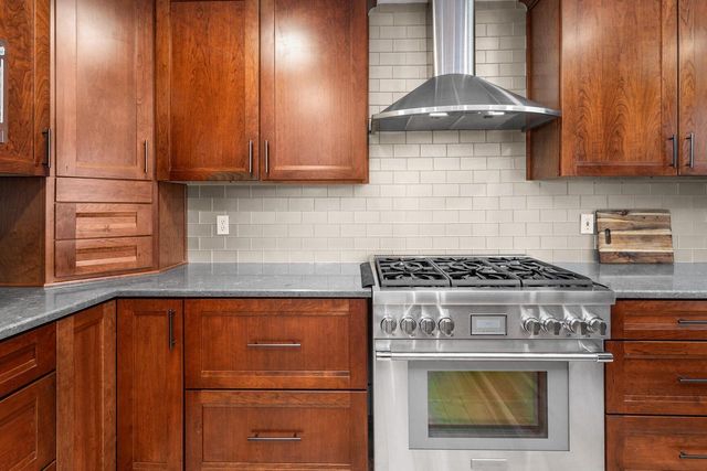 N28W22352 Foxwood LANE, Waukesha, WI 53186