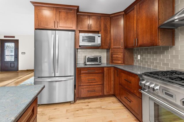 N28W22352 Foxwood LANE, Waukesha, WI 53186