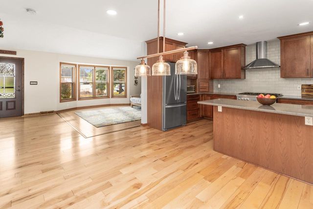 N28W22352 Foxwood LANE, Waukesha, WI 53186