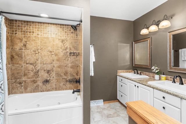 N28W22352 Foxwood LANE, Waukesha, WI 53186