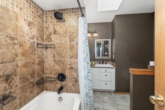 N28W22352 Foxwood LANE, Waukesha, WI 53186