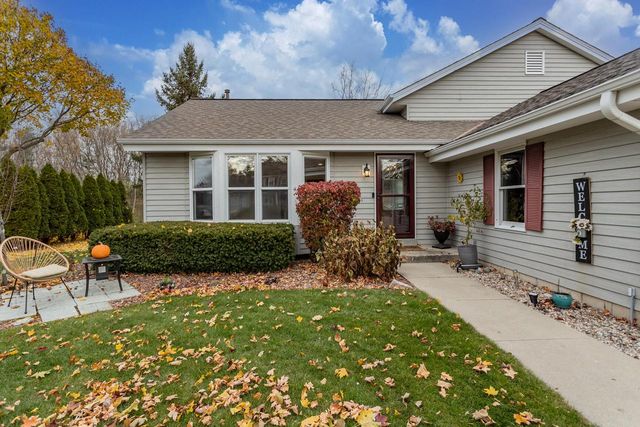 N28W22352 Foxwood LANE, Waukesha, WI 53186