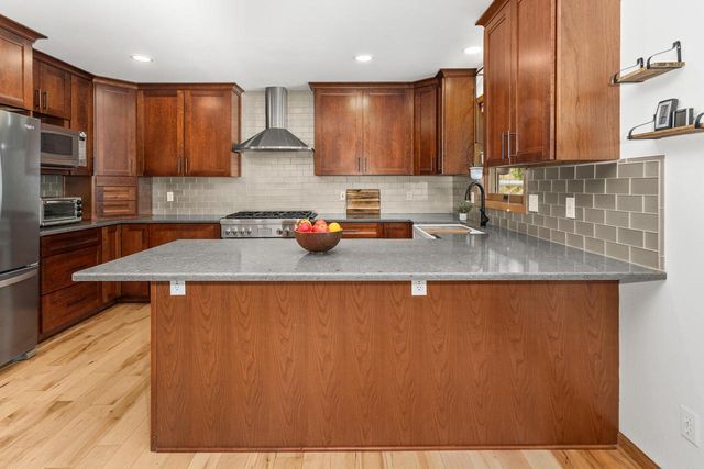 N28W22352 Foxwood LANE, Waukesha, WI 53186