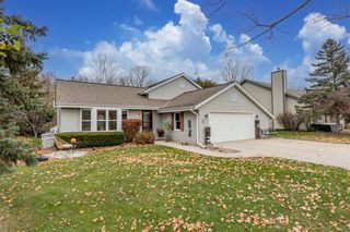 N28W22352 Foxwood LANE, Waukesha, WI 53186