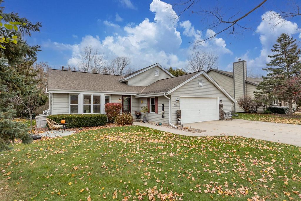 N28W22352 Foxwood LANE, Waukesha, WI 53186