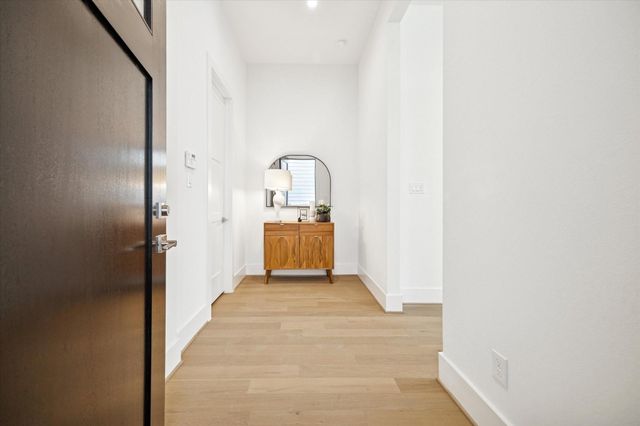 1520 W 21st St A, Houston, TX 77008