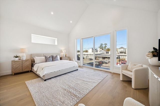 1520 W 21st St A, Houston, TX 77008