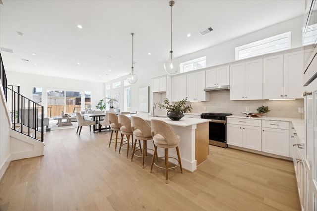 1520 W 21st St A, Houston, TX 77008