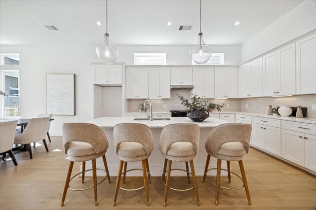 1520 W 21st St A, Houston, TX 77008