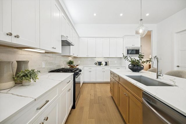 1520 W 21st St A, Houston, TX 77008