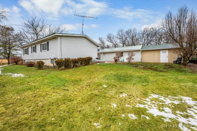 9416 Kemman Road, Hebron, IL 60034