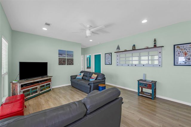 2476 Highway 87, Gilchrist, TX 77617