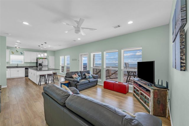 2476 Highway 87, Gilchrist, TX 77617