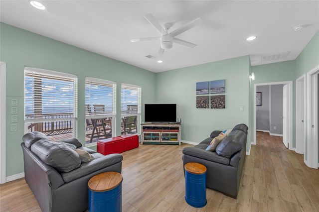 2476 Highway 87, Gilchrist, TX 77617