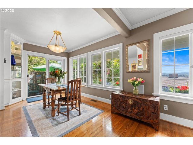 7231 S LAVIEW Dr, Portland, OR 97219
