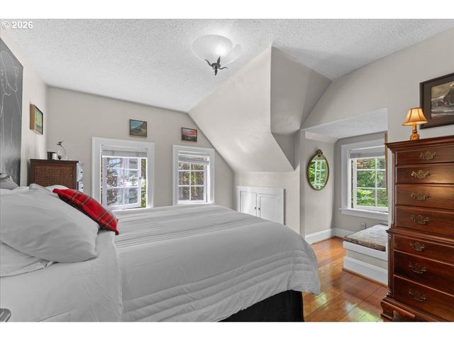 7231 S LAVIEW Dr, Portland, OR 97219
