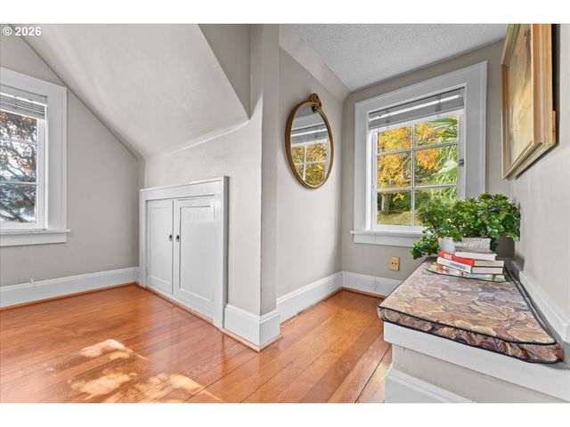 7231 S LAVIEW Dr, Portland, OR 97219