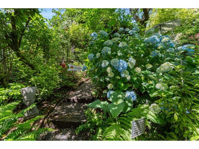 7231 S LAVIEW Dr, Portland, OR 97219