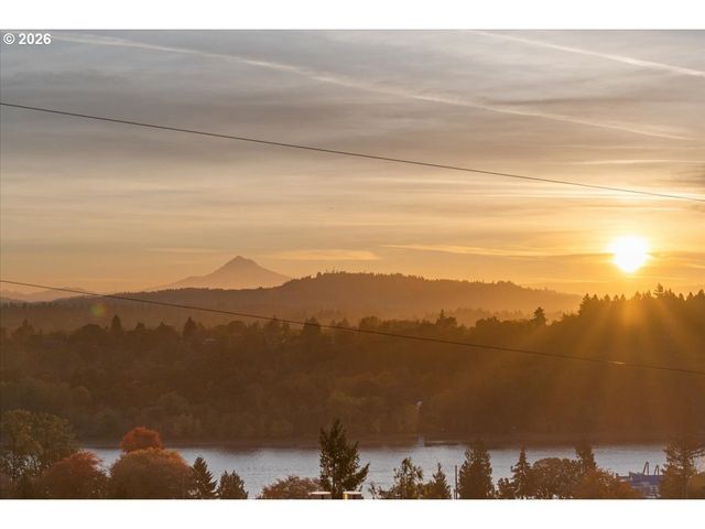7231 S LAVIEW Dr, Portland, OR 97219