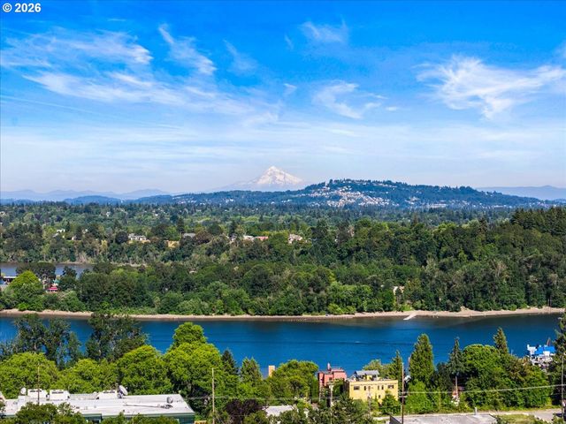 7231 S LAVIEW Dr, Portland, OR 97219