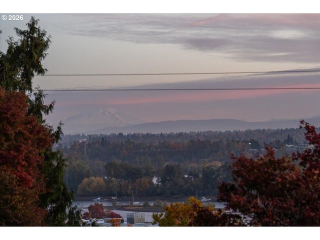 7231 S LAVIEW Dr, Portland, OR 97219