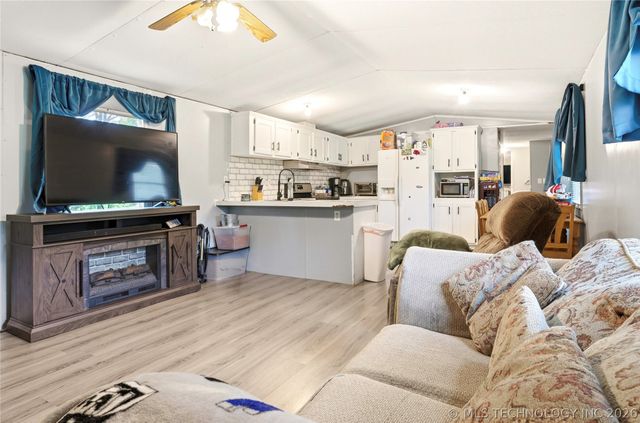 21594 W 885 Road, Cookson, OK 74427