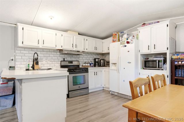 21594 W 885 Road, Cookson, OK 74427