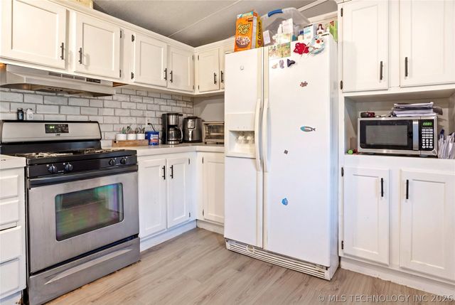 21594 W 885 Road, Cookson, OK 74427