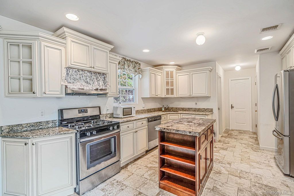 13 Glenmore Avenue, Brentwood, NY 11717 — photo 4