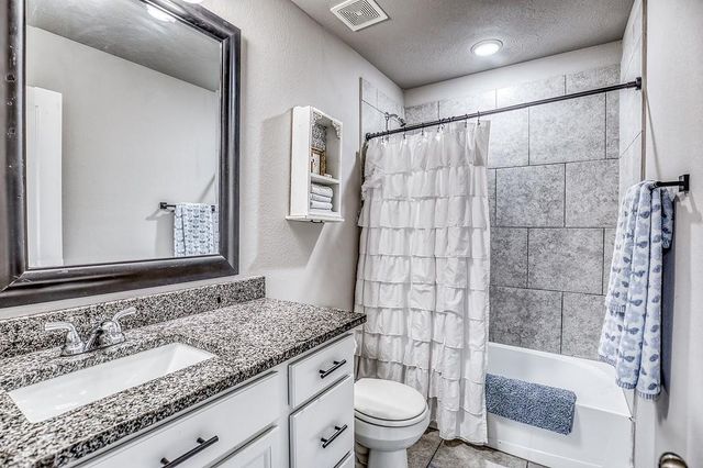 2001 Vineyard Pass, Brenham, TX 77833