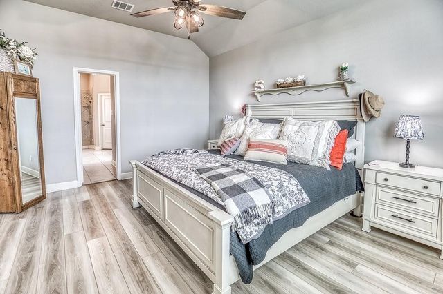 2001 Vineyard Pass, Brenham, TX 77833