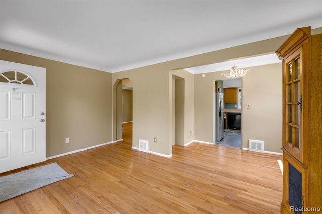 7641 Pelham Road, Allen Park, MI 48101