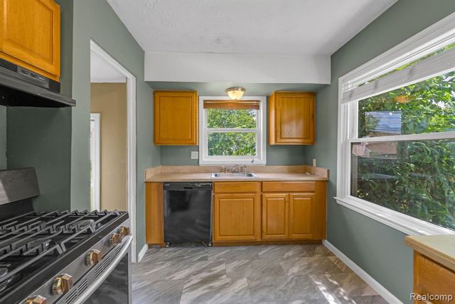 7641 Pelham Road, Allen Park, MI 48101