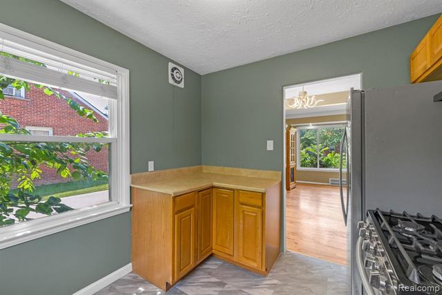 7641 Pelham Road, Allen Park, MI 48101