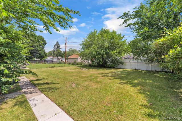 7641 Pelham Road, Allen Park, MI 48101