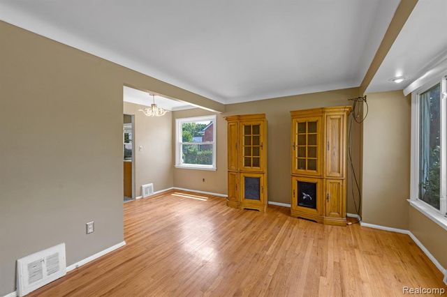 7641 Pelham Road, Allen Park, MI 48101