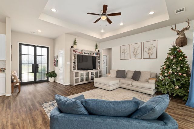 111 Fosters Branch DR, Schulenburg, TX 78956