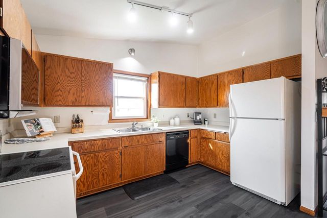 1507 Cherrywood DRIVE, Waukesha, WI 53188