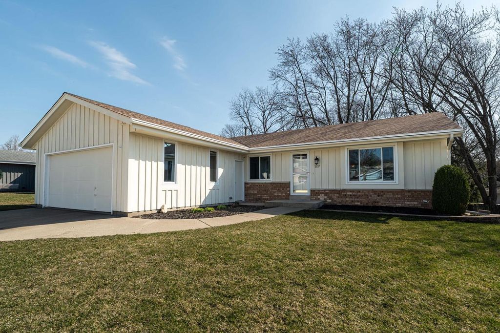 1507 Cherrywood DRIVE, Waukesha, WI 53188