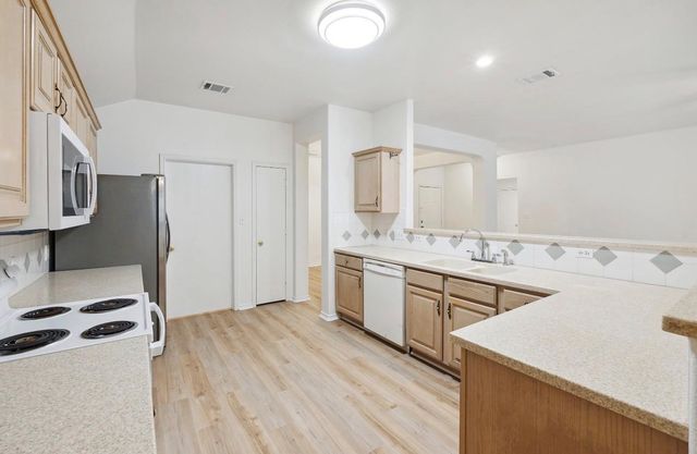 1611 Sunnycrest CIR, New Braunfels, TX 78130