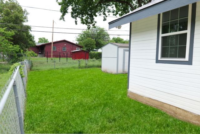 1037 E Cantey Street, Fort Worth, TX 76104