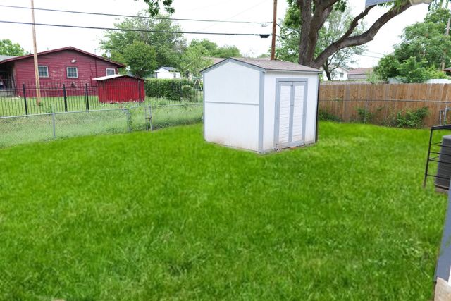 1037 E Cantey Street, Fort Worth, TX 76104