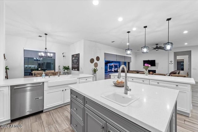 2538 E RAVENSWOOD Drive, Gilbert, AZ 85298