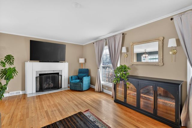 617 Ashworth Road, West Des Moines, IA 50265