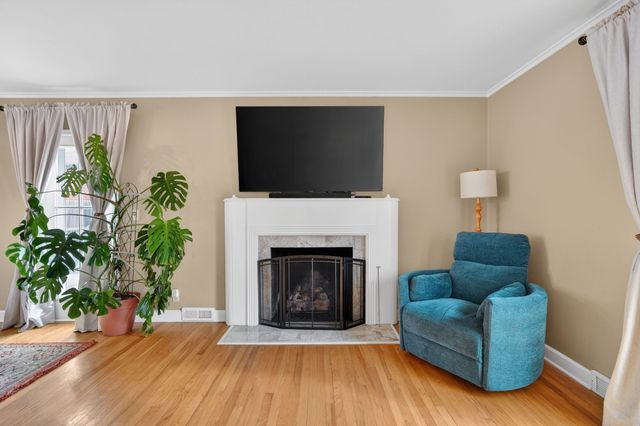 617 Ashworth Road, West Des Moines, IA 50265