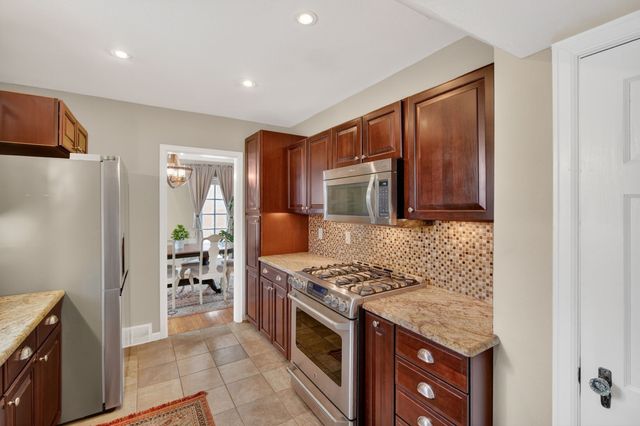 617 Ashworth Road, West Des Moines, IA 50265