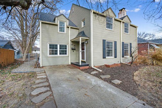 617 Ashworth Road, West Des Moines, IA 50265