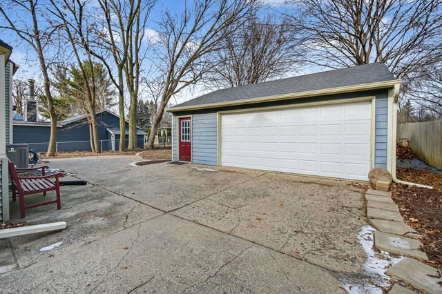 617 Ashworth Road, West Des Moines, IA 50265