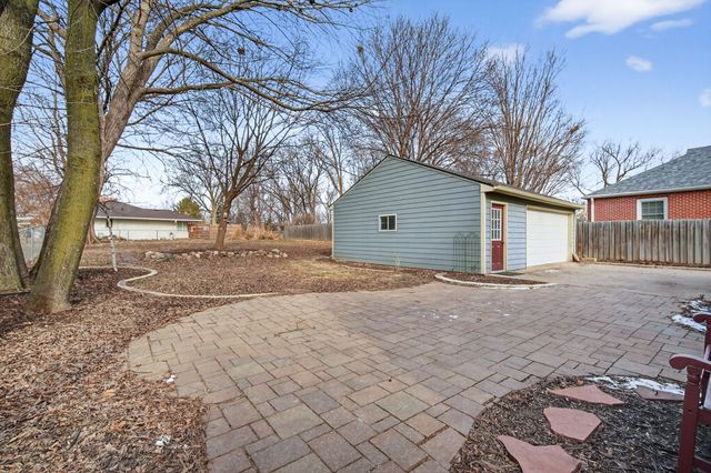 617 Ashworth Road, West Des Moines, IA 50265